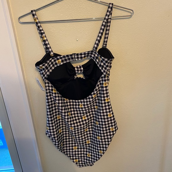 NWT Old Navy Tie-Front Keyhole Bandeau-Style One-Piece Swimsuit for Women - Picture 5 of 11